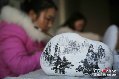 一筆一石繪錦繡，河南寶豐村民石畫闖出致富新路